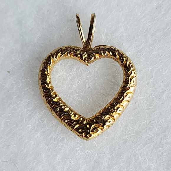 Gold Heart Necklace Pendant - Picture 1 of 4